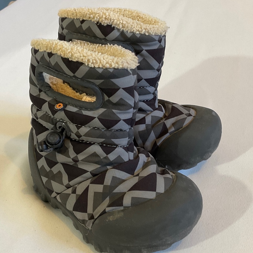 Kids Gray Geometric Winter Boots with Fleece Lining